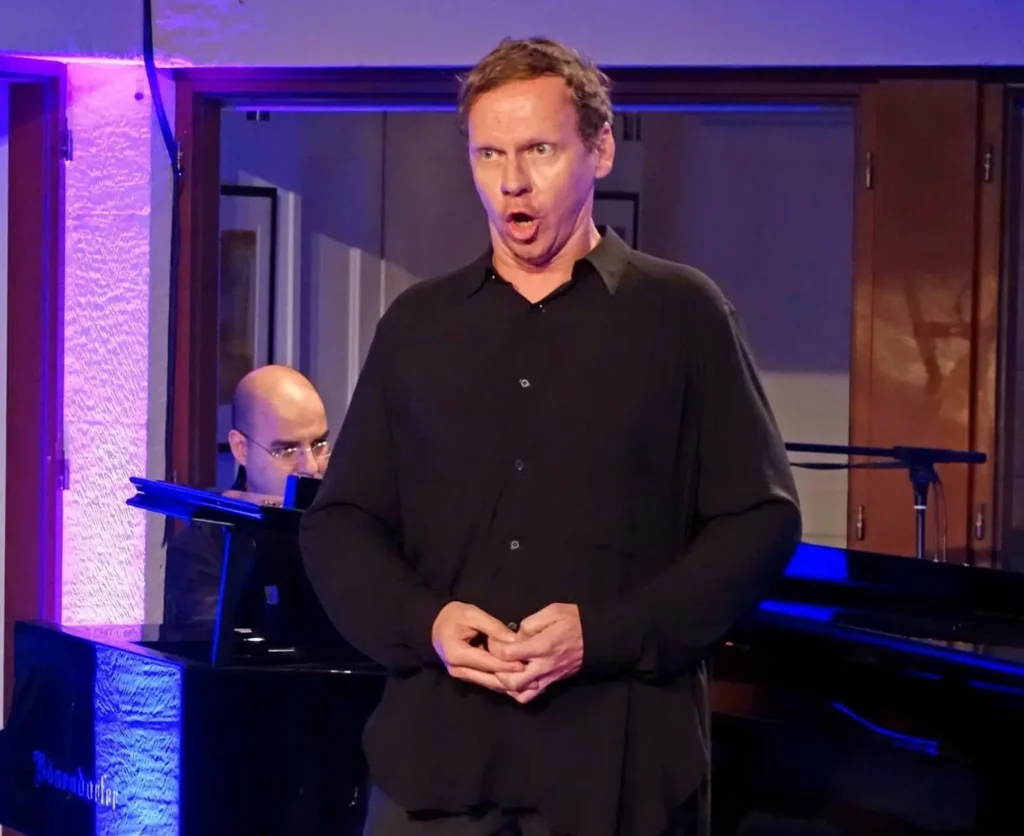 Hubert wild singing photo