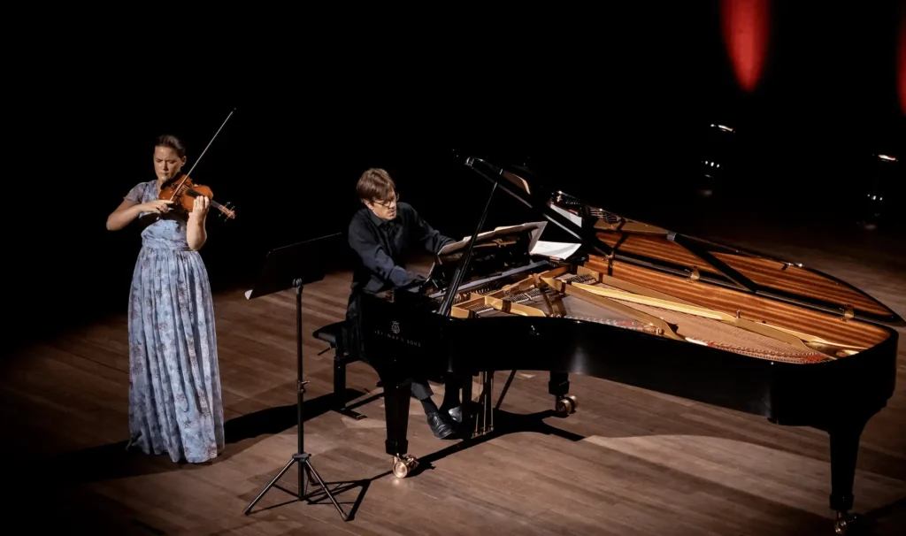 Jolente De Maeyer and Nikolaas Kende playing music